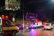Carro colide contra poste em frente à Igreja Matriz no Centro de Gaspar