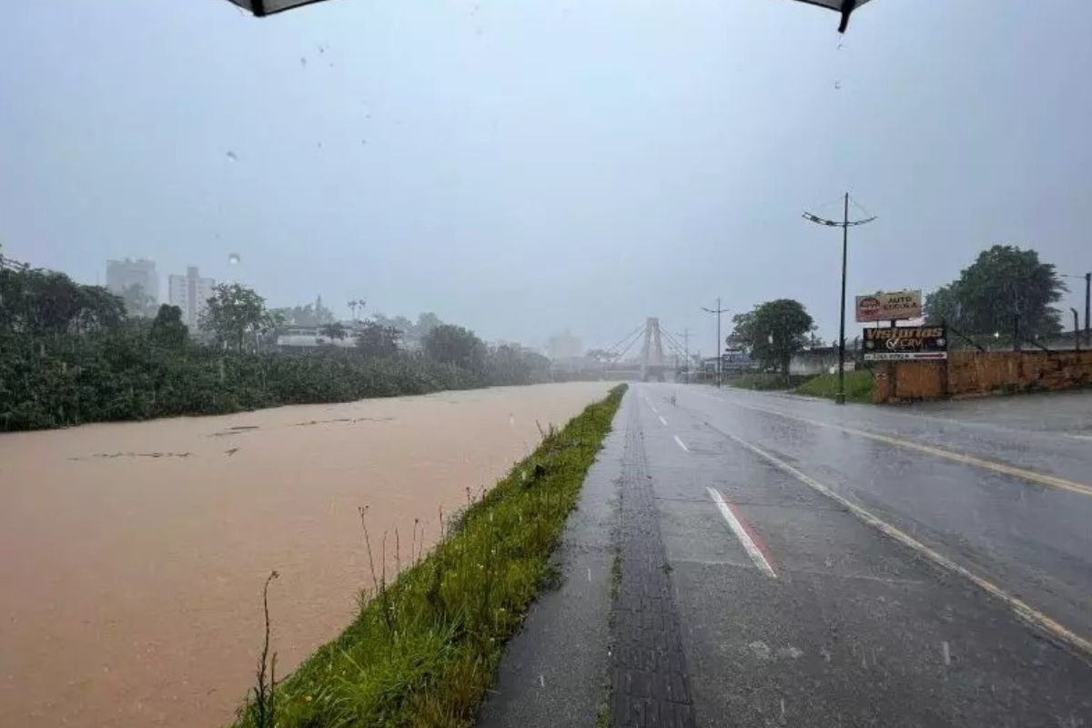Rio Itaja-Mirim pode sair da calha nessa segunda em Brusque