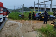 Gestante é resgatada pelo porta-malas após carro derrapar e colidir na Frei Solano, em Gaspar