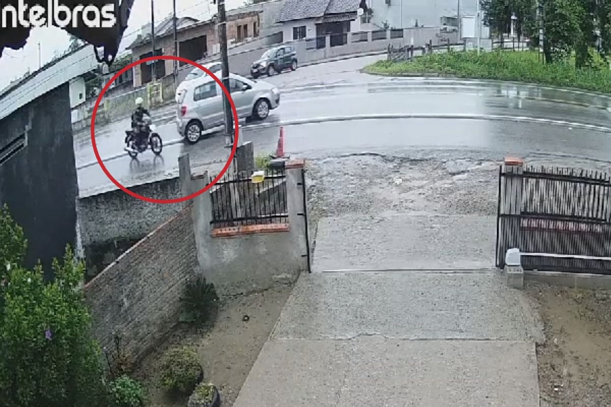 Motorista dá ré no meio da rodovia e atinge motociclista em Ilhota