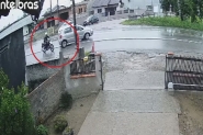 Motorista dá ré no meio da rodovia e atinge motociclista em Ilhota