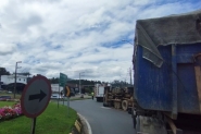 Caminhão tomba na Rodovia Ivo Silveira, entre Gaspar e Brusque
