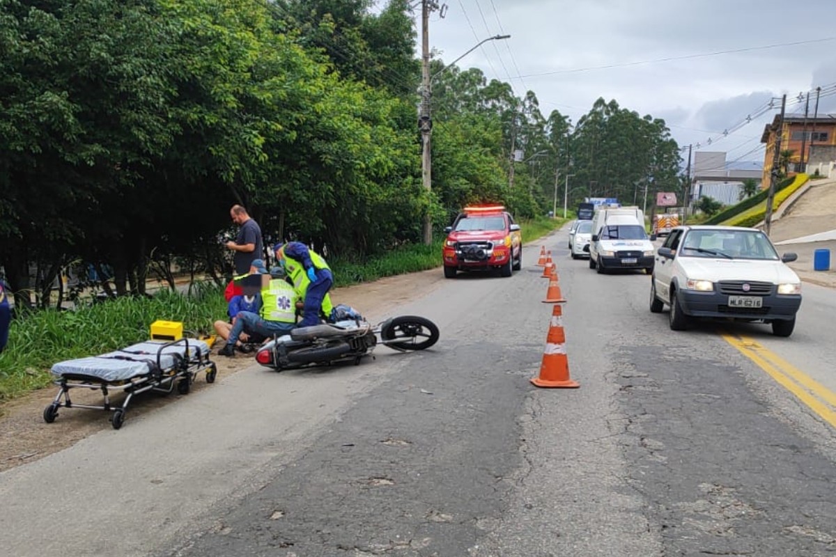 Motociclista sofre fratura exposta aps acidente com caminho em Gaspar