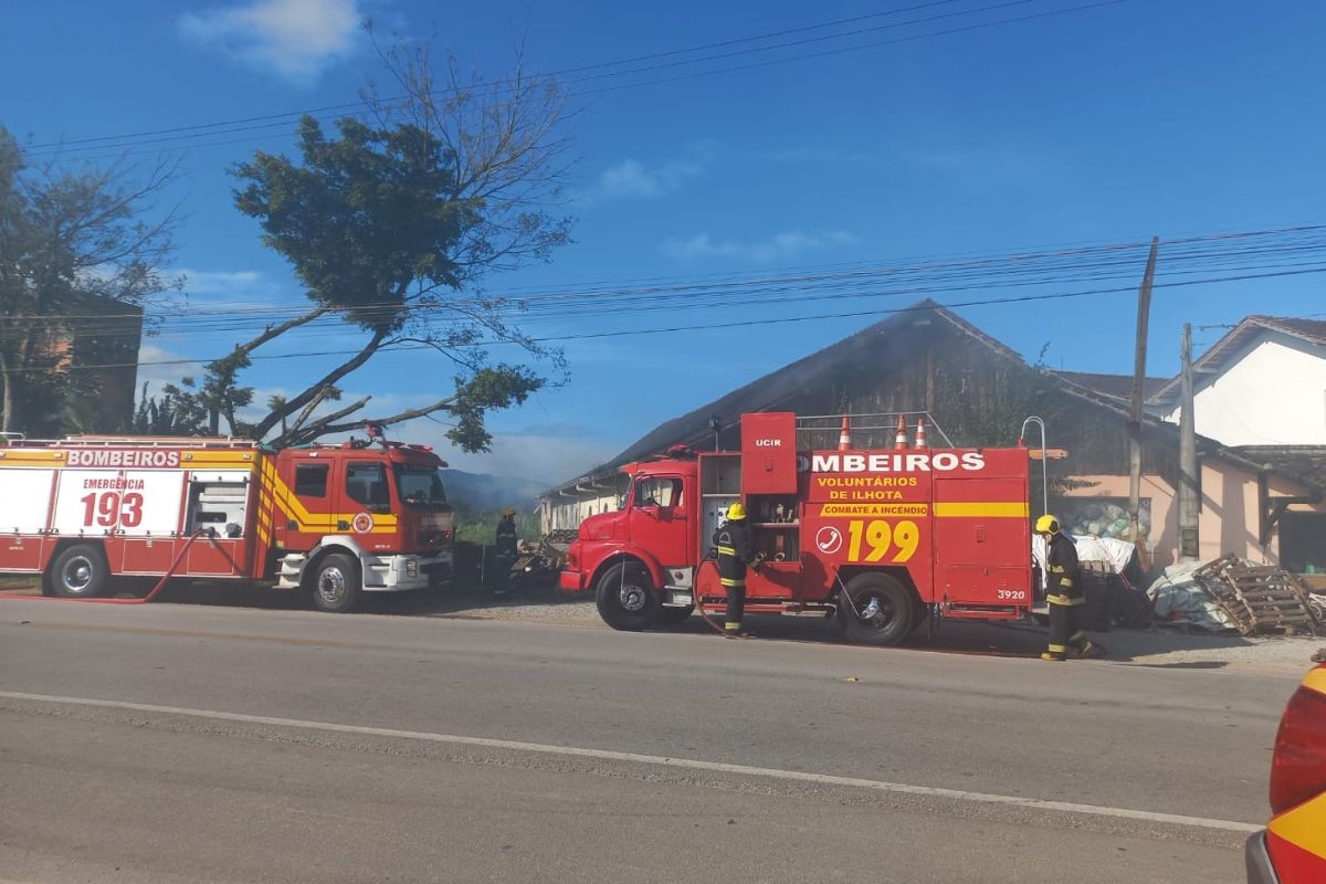 Inc�ndio atinge f�brica de fraldas no Po�o Grande, em Gaspar
