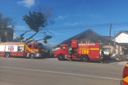 Incêndio atinge fábrica de fraldas no Poço Grande, em Gaspar
