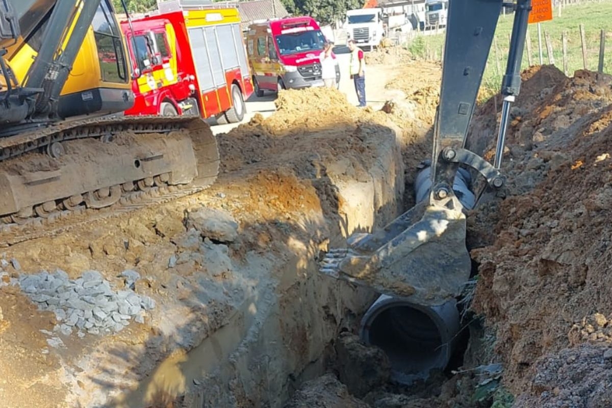 Homem fica soterrado em obra em Blumenau; colegas usam enxadas, pás e mãos para tirar barro da vítima