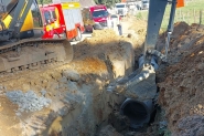 Homem fica soterrado em obra em Blumenau; colegas usam enxadas, p�s e m�os para tirar barro da v�tima