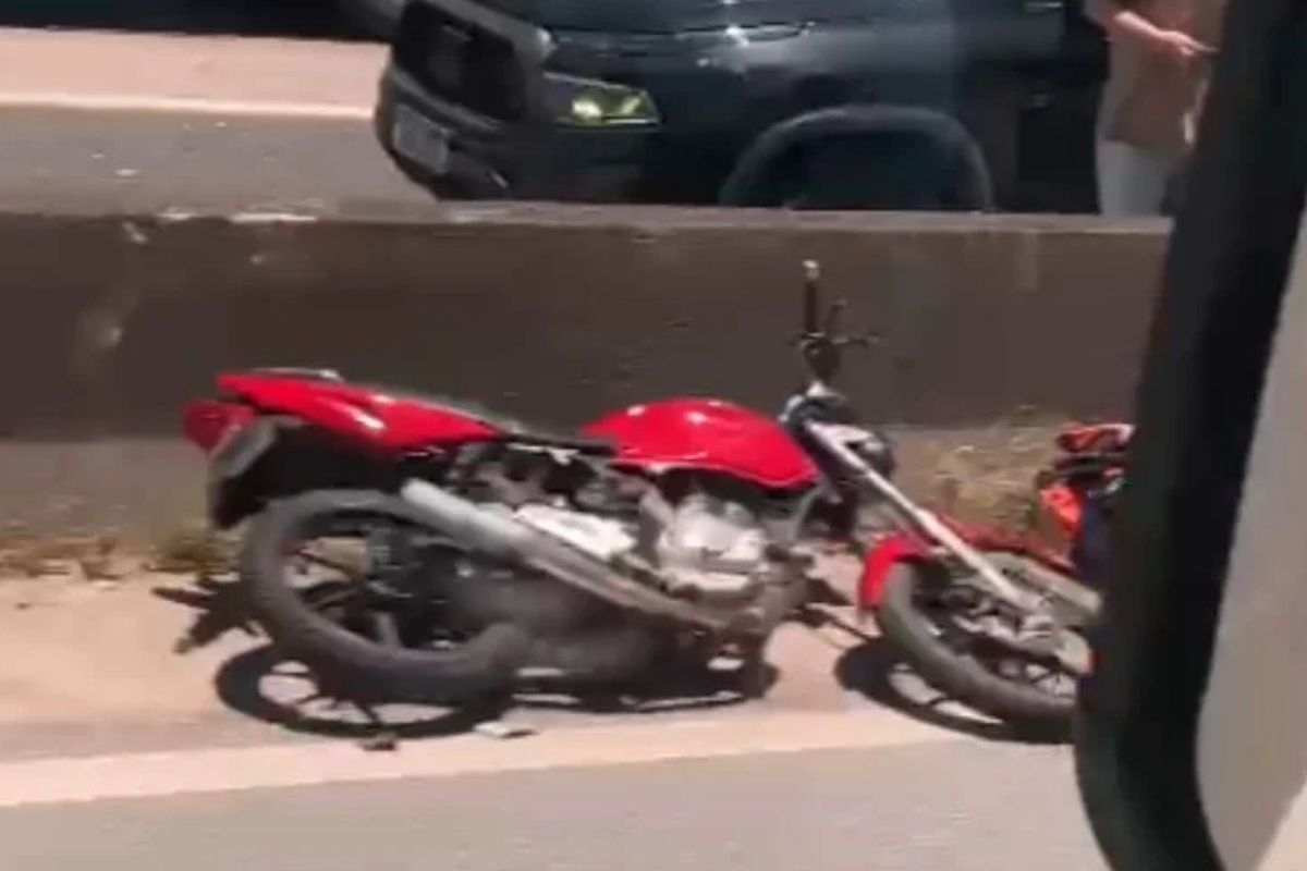 Moto colide contra carro, mulher é projetada e morre atropelada na BR-101, em Porto Belo