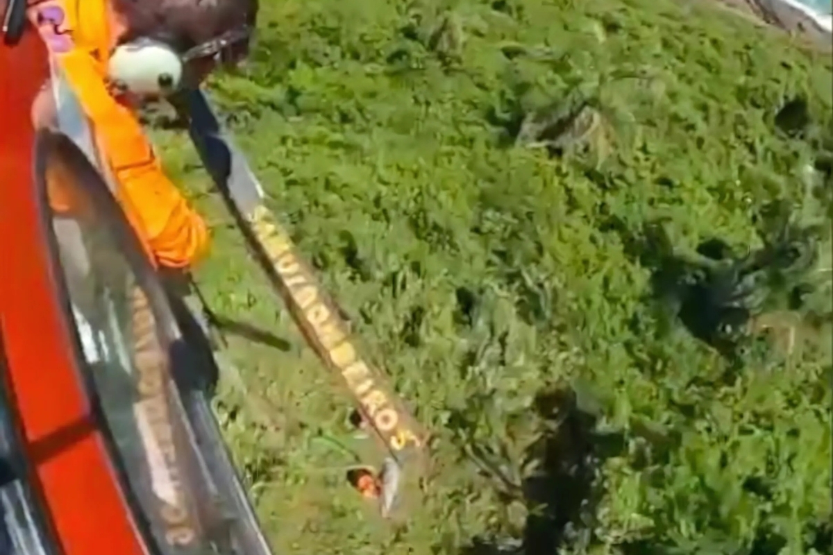 Corpo de homem é resgatado por helicóptero em área de difícil acesso em Florianópolis
