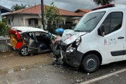 Carro roda na pista e atinge ambulância na Rodovia Jorge Lacerda, em Ilhota