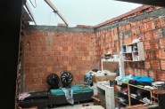 Temporal causa destelhamento em casa e me e trs filhos se escondem dentro de carro em Ilhota