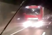 Carreta  flagrada na contramo dentro de tnel em Balnerio Cambori