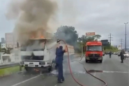 Incndio atinge cabine de caminho na Via Expressa em Florianpolis