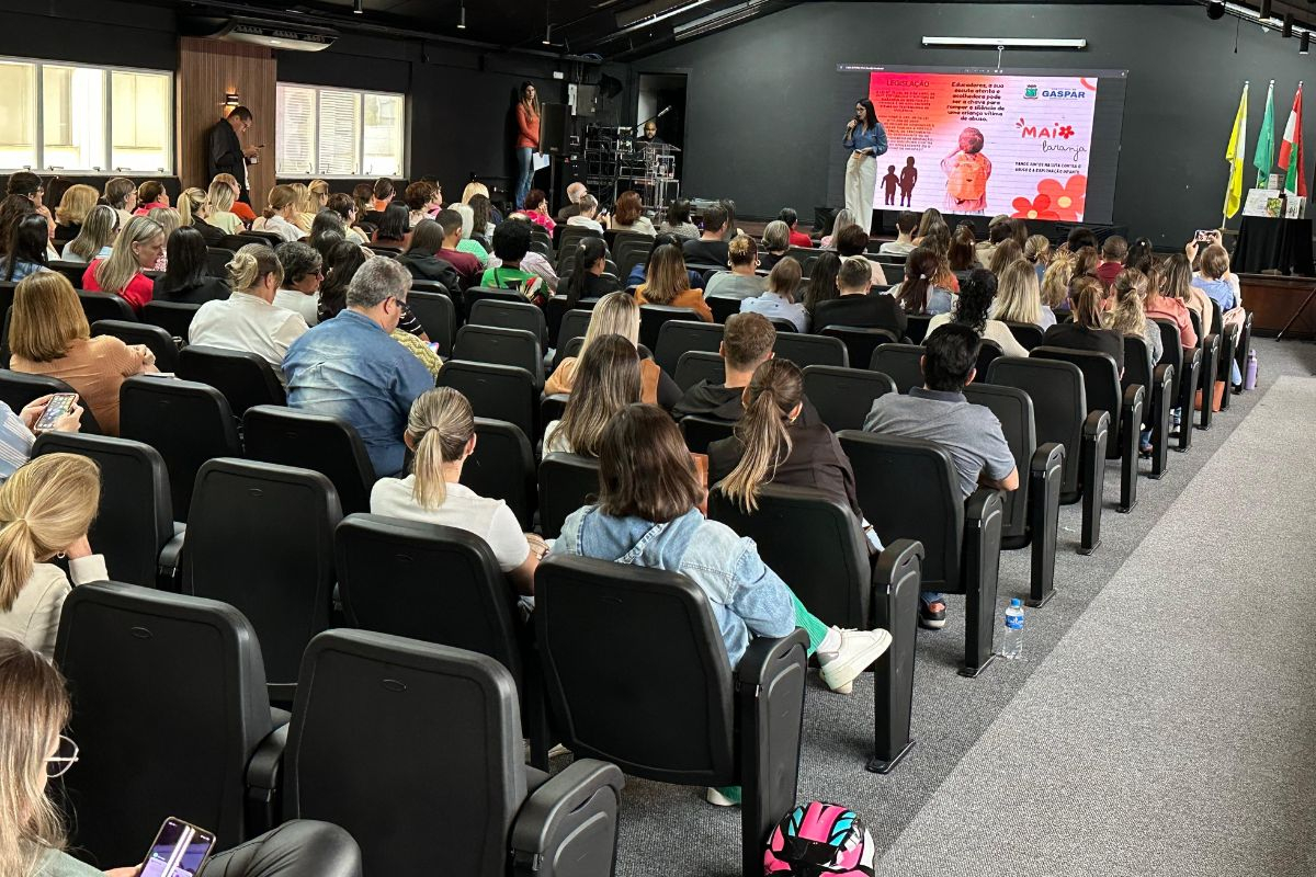 Professores de Gaspar recebem guia sobre como agir ao identificar violncia contra crianas e adolescentes