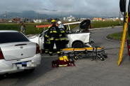 Homem  hospitalizado aps coliso entre caminho e trs carros na Jorge Lacerda, em Ilhota