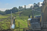 Secretaria de Agricultura faz limpeza de vala nos bairros de Gaspar; saiba como solicitar
