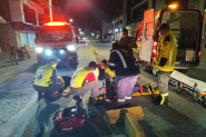 Mulher fica inconsciente em queda de moto no Centro de Gaspar