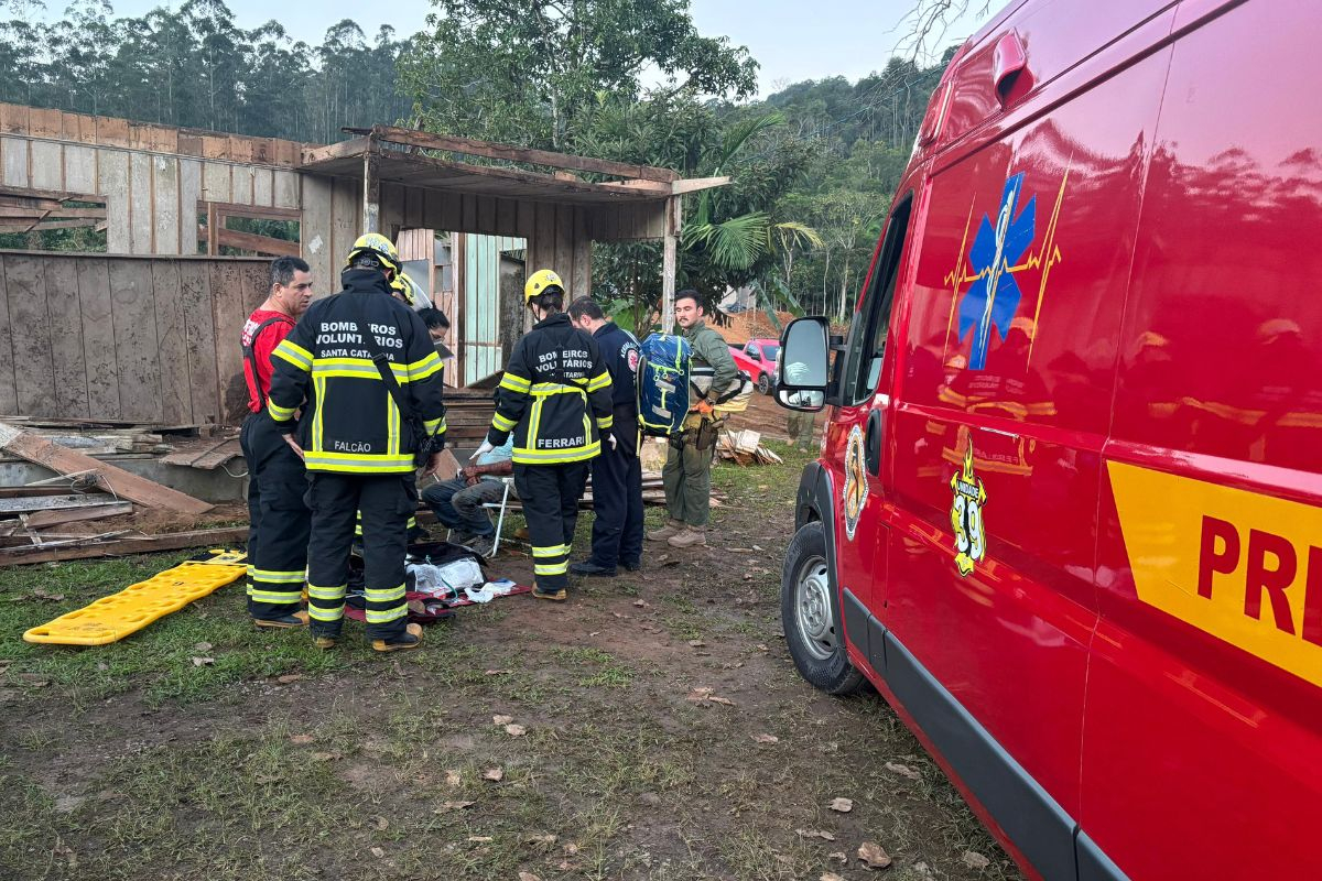Casa desaba em cima de homem no bairro Brao do Ba, em Ilhota