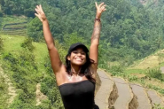 Brasileira que caiu em trilha de vulco na Indonsia  encontrada morta