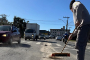 Ditran remove blocos de concreto da Avenida das Comunidades, no Centro de Gaspar