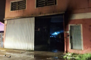 Incndio atinge galpo e trs carros de empresa txtil em Brusque