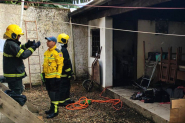 Moradores usam mangueira de jardim e controlam incndio em casa no Santa Terezinha