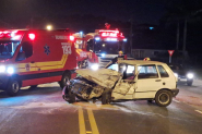Mulher fica gravemente ferida em coliso frontal entre carro e nibus em Brusque