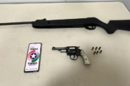 Homem  preso depois de ameaar mulher com arma e dar coronhada em criana em Timb