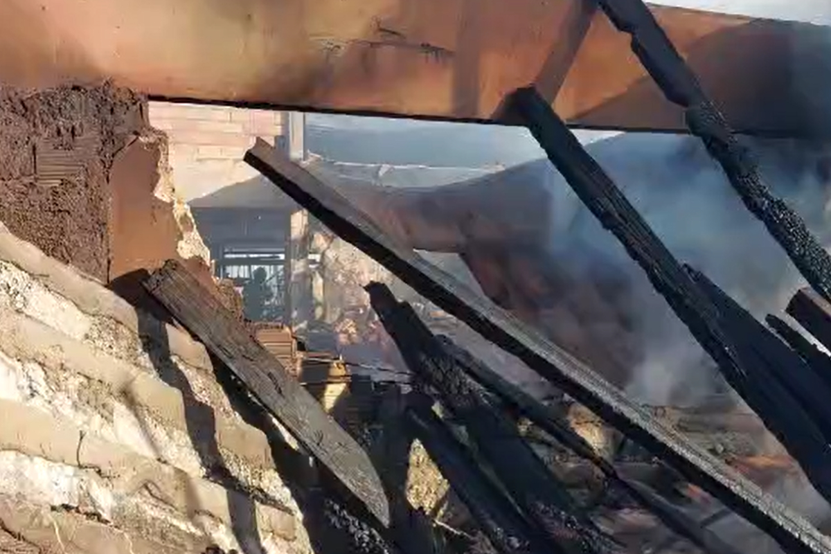 Vdeo mostra galpo de empresa totalmente destrudo aps incndio no Bela Vista, em Gaspar