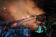 Casa  completamente destruda por incndio e morador sofre queimaduras em Blumenau