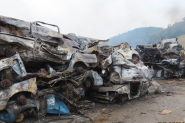 Incndio atinge depsito de sucatas e destri carros empilhados em Gaspar