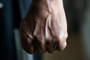 Homem agride mulher com soco e  preso na Margem Esquerda, em Gaspar