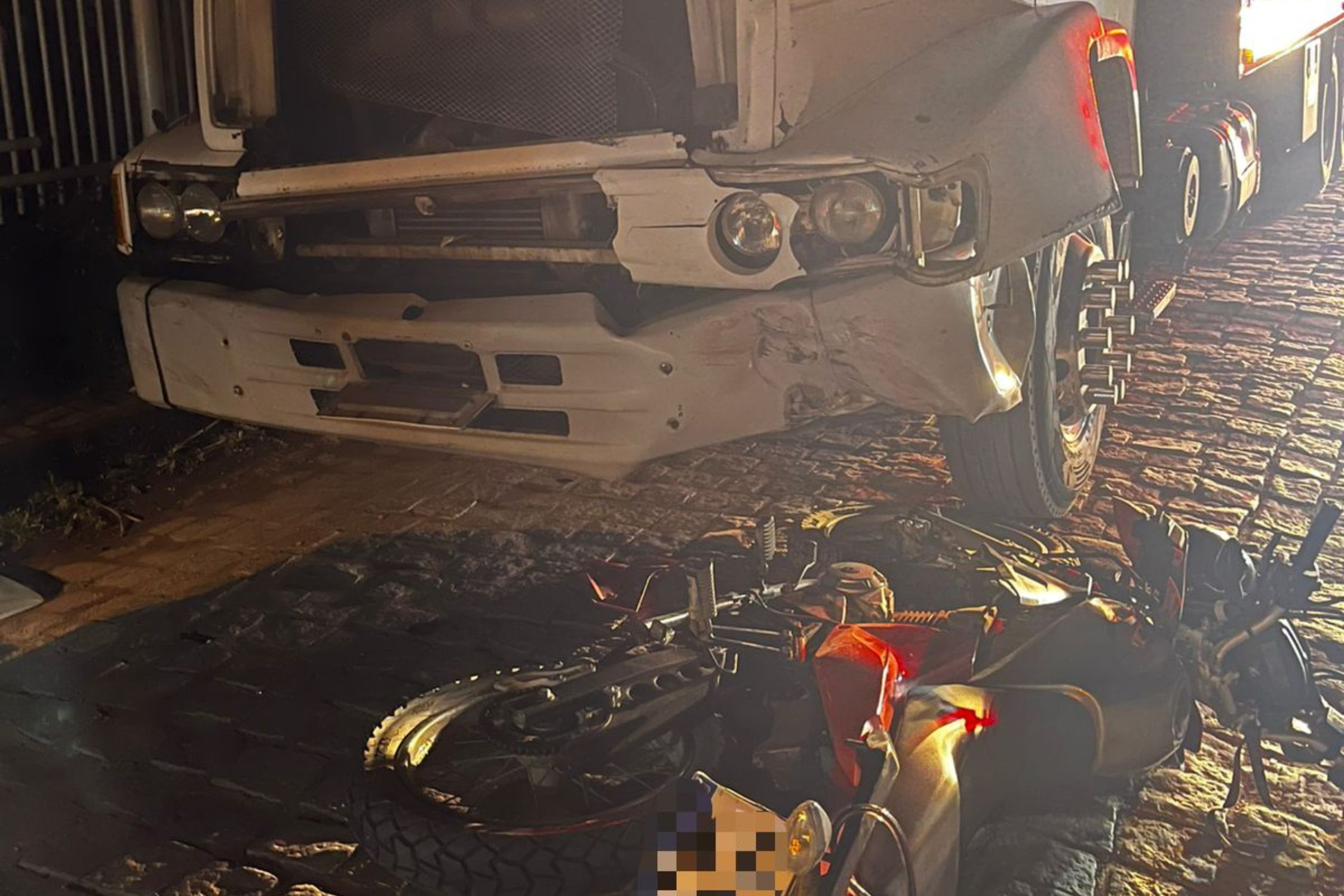 Motociclista com odor de lcool fica ferido aps coliso com caminho em Ilhota