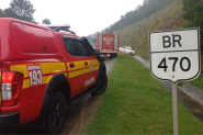 Mulher fica desorientada e com dores na coluna aps colidir carro contra barranco na BR-470, em Gaspar