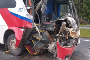 Coliso traseira entre carreta e nibus deixa seis feridos na BR-470, em Ilhota