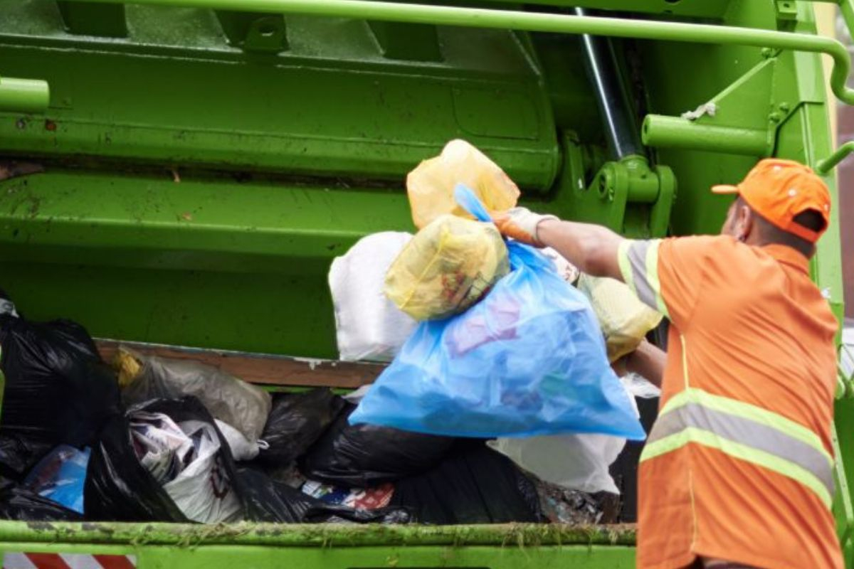 Pane em caminho pode resultar em atraso na coleta de lixo em Gaspar nesta tera