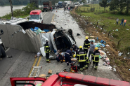 Motorista de caminho que tombou em Ilhota sofre amputao da perna e  hospitalizado