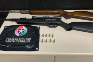 Denncias fazem PM apreender armas e munies em chal no Pocinho, em Ilhota