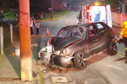 Motorista  hospitalizado aps colidir carro contra poste no Bela Vista, em Gaspar