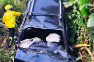 Mulher  projetada aps carro cair em ribanceira na Ivo Silveira, em Gaspar