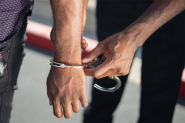 Homem bbado e drogado  preso depois de enforcar e bater em namorada em Gaspar 