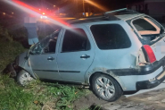 Motorista com CNH vencida h 11 anos fica ferido aps colidir carro contra barranco em Ilhota