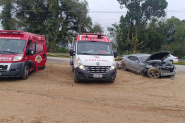 Gravssimo: criana  projetada aps carro com cinco ocupantes sair da pista na Jorge Lacerda, em Ilhota