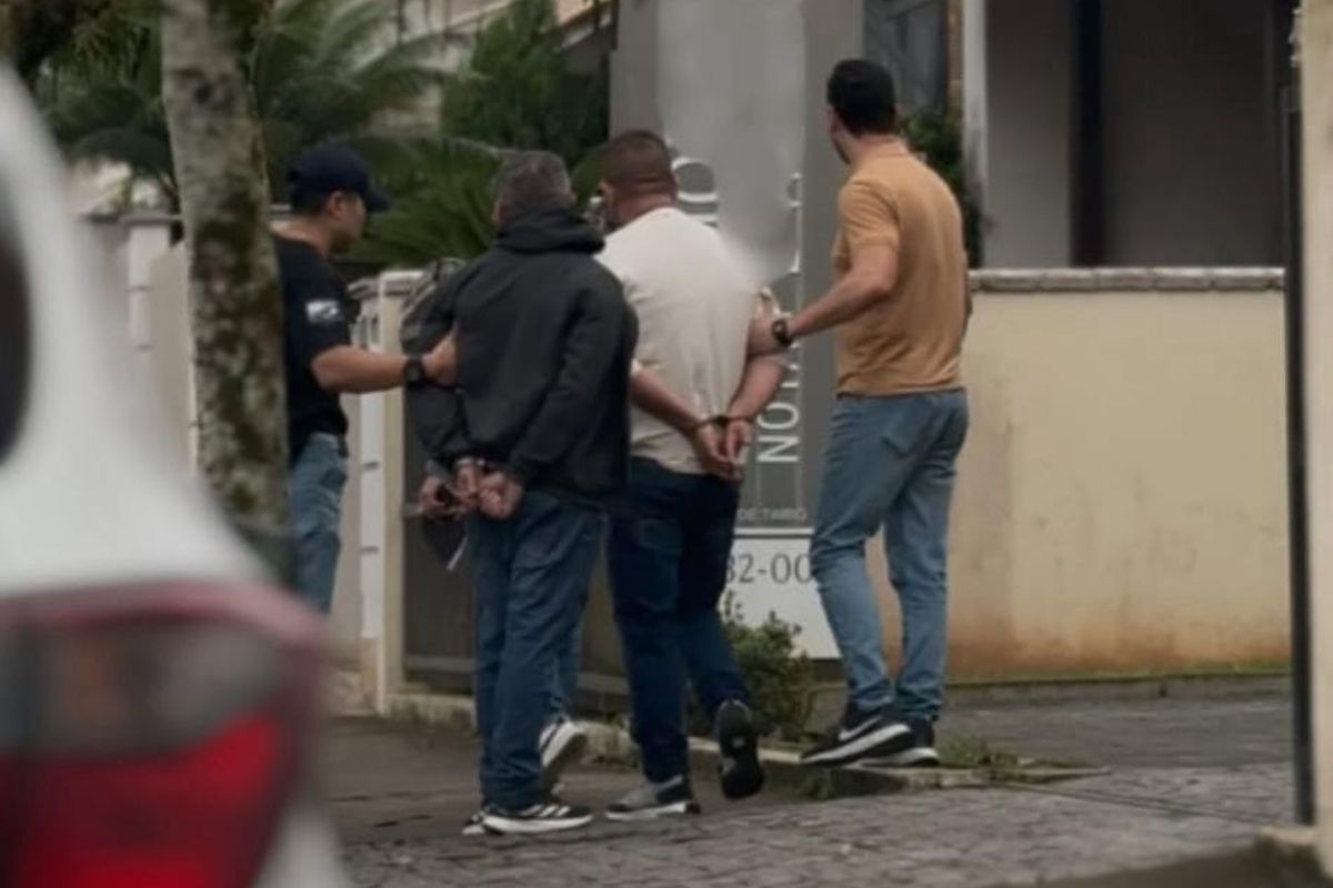 Dupla que aplicava golpes de compra e venda de veculos em SC  presa