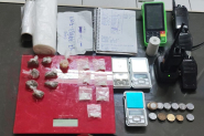 Grupo foge da PM e abandona maconha, cocana crack e materiais do trfico em Ilhota