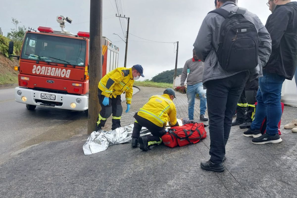 Homem fica ferido em queda de moto no Macuco, em Gaspar