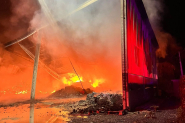 Grande incndio destri empresa em Guabiruba; bombeiros de Gaspar e Ilhota ajudaram no combate s chamas