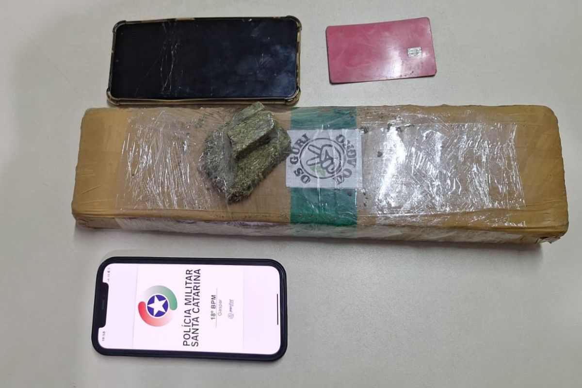 Homem quebra o prprio celular ao se deparar com a PM e acaba preso com 1kg de maconha em Gaspar