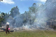 Moradores usam mangueira de jardim para apagar incndio em rancho no Alto Gasparinho