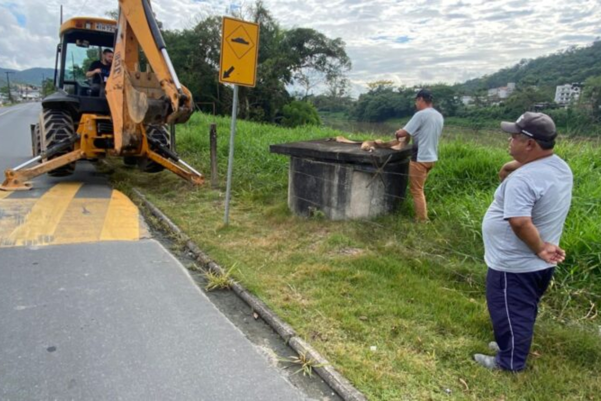 Defesa Civil realiza manuten��o preventiva nas comportas de Gaspar